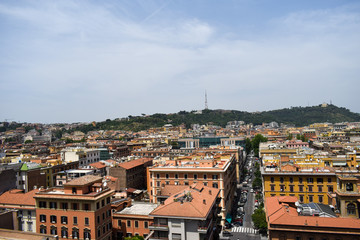 Fototapeta na wymiar vista aérea de una de las calles de Roma, Italia.