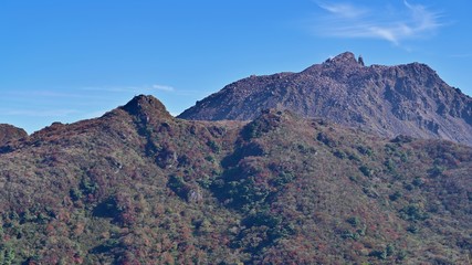 妙見岳展望所から見る紅葉と雲仙普賢岳のコラボ情景＠雲仙、長崎