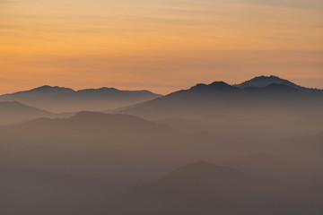 Obraz premium Mountain complex with misty or smoke pollution from wildfire during morning at the northern region of Thailand.