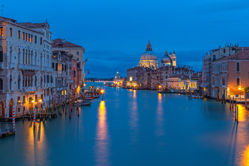 Fototapeta na wymiar Canale Grande in Venedig bei Nacht von Accademia Brücke