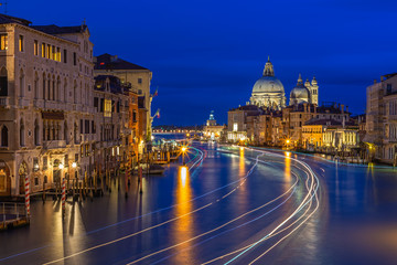 Canale Grande in Venedig bei Nacht von Accademia Brücke