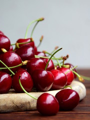 Leckere rote frisch geerntete Kirschen auf einem Holztisch - Sommerzeit ist Kirschenzeit