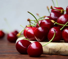 Frische leckere rote Kirschen auf einem Holztisch - Kirschenzeit ist Sommerzeit