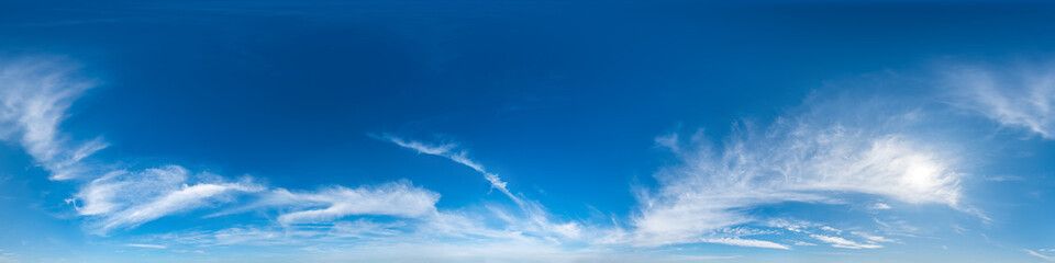 Fototapeta na wymiar Nahtloses Panorama mit blauem Himmel und 360-Grad-Ansicht mit schönen Zirrus-Wolken mit Zenit zur Verwendung in 3D-Grafiken als Himmelskuppel oder zur Nachbearbeitung von Drohnenaufnahmen
