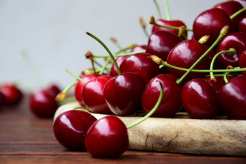 Leckere rote frisch geerntete Kirschen auf einem Holztisch - Sommerzeit ist Kirschenzeit