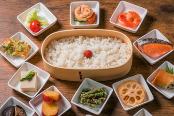 おべんとう　Japanese style famous lunch box (bento)