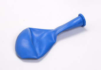 Globo azul desinflado aislado sobre fondo blanco.