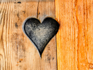 Holztür mit Herz