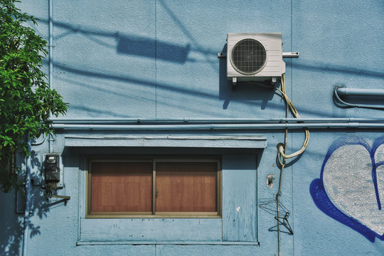 陽光の射す水色の壁の家　Processed with VSCO with k1 preset