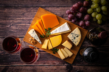 チーズの盛り合わせと赤ワイン