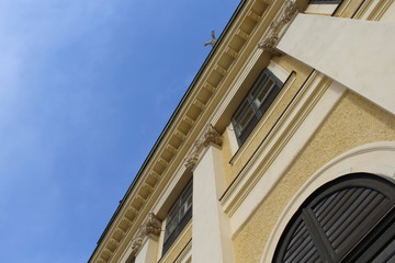Fototapeta na wymiar Palazzo neoclassico in centro città 