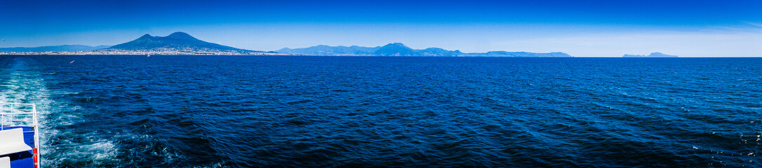 Panoramica Vesuvio Penisola Sorrentina Capri da traghetto