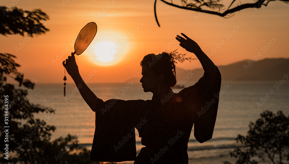 Wall mural Silhouette of Japanese Geisha in kimono with fan