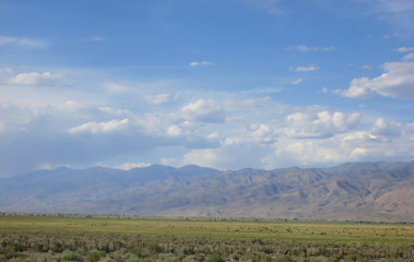 Blick über wolkenverhangenen Gebirgszug der Sierra Nevada