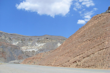 Blick von verlassener Straße empor zu den Gipfeln des Death Valley