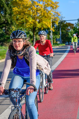 Radfahrer mit eigener Spur im innerstädtischen Verkehr unterwegs
