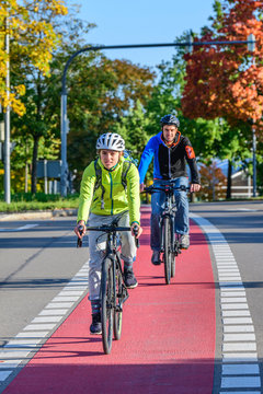 Radfahrer mit eigener Spur im Verkehr unterwegs