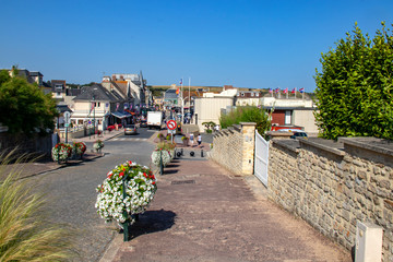 Arromanches-sur-mer.  Rue principale en front de mer. Calvados. Normandie