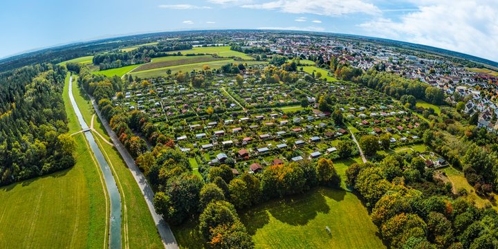 Gr&ouml;&szlig;ere Laubenkolonie am &ouml;stlichen Rand von Haunstetten bei Augsburg