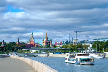 Obraz premium View of the Moscow Kremlin and St. Basil's Cathedral from the embankment of the Moscow River.