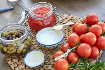 Tomate rallado con olivas para untar en pan