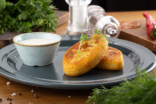 Potato patties (zrazy) Stuffed with minced meat, served with sour cream and tomato sauce. Crisp potato cutlets with meat, mushrooms and cheese. Traditional Russian food Zrazy