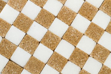 Terrones de azúcar blanco y moreno en forma de ajedrez. Vista superior