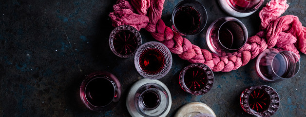 Gläser Rotwein und Korkenzieher auf grauem Hintergrund
