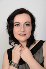 frau portrait locken schwarze haare lippen geschminkt