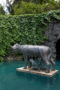 Botanic garden Hamilton New Zealand. Statue Romus en Remulus.