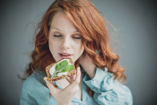 woman with hearb burger