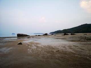Tup Kaek Beach, Krabi, Thailand, vor Sonnenaufgangm Ebbe