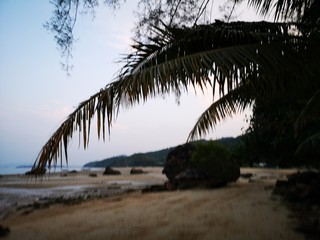 einsamer Strand im Morgengrauen