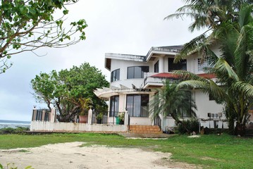 Obraz premium Abandoned resort building by the seaside on Rota, Northern Mariana Islands.