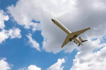 Fototapeta na wymiar airplane in the sky approaching to land