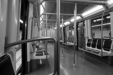 Metro de barcelona vacío en blanco y negro © Raul