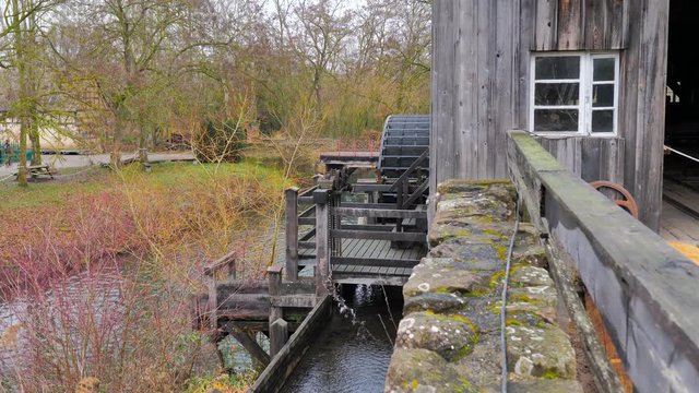 Estructura de rueca de molino de agua para serrer&iacute;a girando con el agua canalizada
