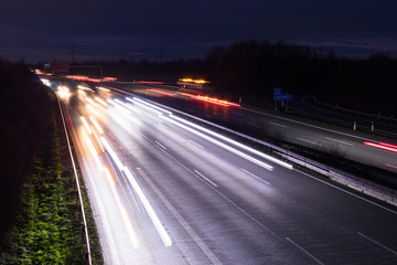 Fototapeta na wymiar Deutsche Autobahn mit Verkehr bei Nacht