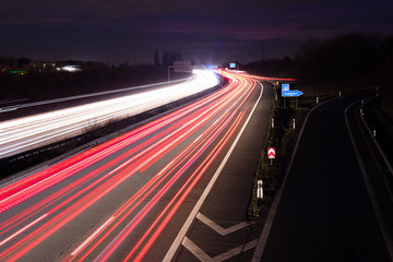 Fototapeta na wymiar Deutsche Autobahn mit Verkehr bei Nacht