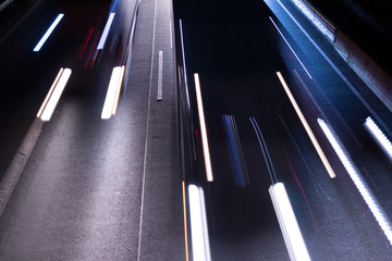 Deutsche Autobahn mit Verkehr bei Nacht