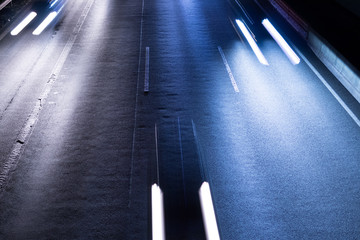 Deutsche Autobahn mit Verkehr bei Nacht