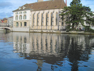 Obraz premium reflection of house in water. cathedral on the river in Zurich