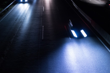 Deutsche Autobahn mit Verkehr bei Nacht