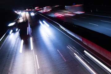 Deutsche Autobahn mit Verkehr bei Nacht
