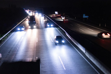Deutsche Autobahn mit Verkehr bei Nacht