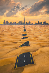 Vue aérienne du centre-ville de Dubaï avec route de sable à moitié désertique, Émirats arabes unis ou Émirats arabes unis. Quartier financier et quartier des affaires dans une ville urbaine intelligente. Gratte-ciel et immeubles de grande hauteur au couch