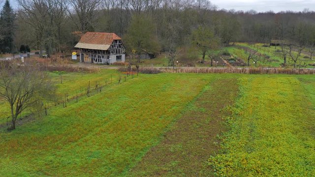 Vieja y abandonada casa de labranza junto a campo verde oto&ntilde;al