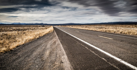 Naklejka premium Empty U.S road on a stormy weather day