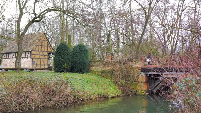 Puente junto a vieja casa entramada abandonada en paisaje oto&ntilde;al