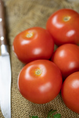 plusieurs tomates sur une table en bois